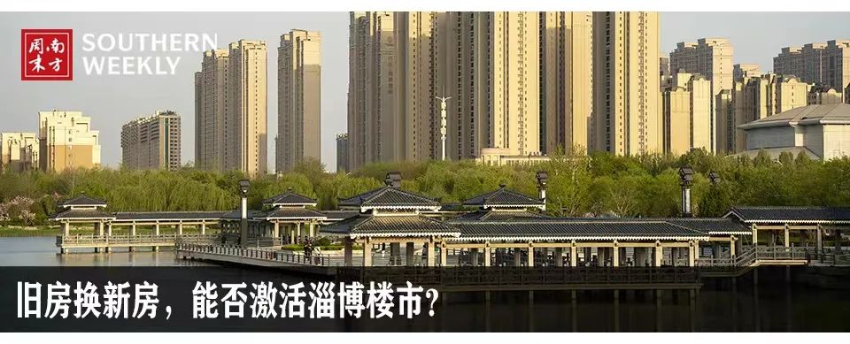 2023年赴泰中国游客接机拥挤人群相迎官员手捧鲜花