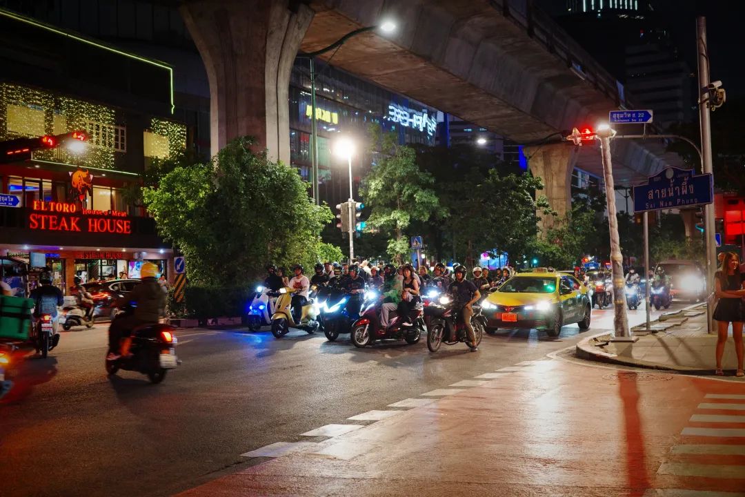 泰国曼谷夜生活探索_泰国素坤逸区旅游体验_曼谷