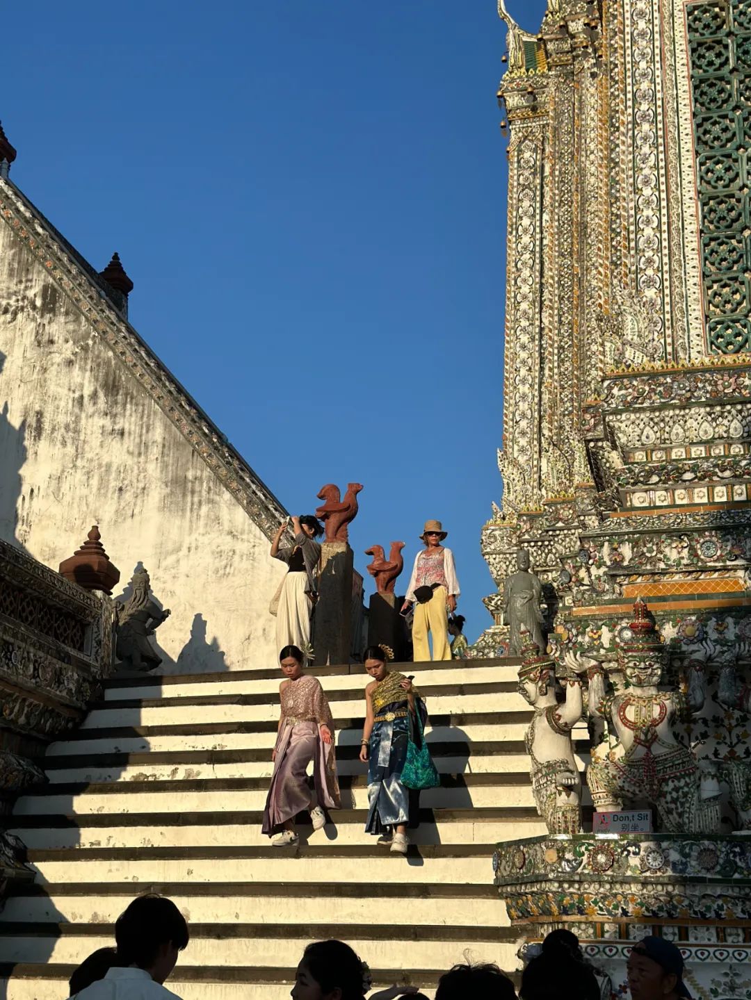 泰国素坤逸区旅游体验_泰国曼谷夜生活探索_曼谷