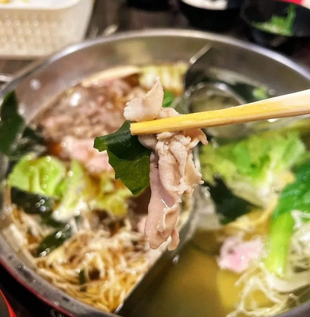 清迈_清迈自助式民宿体验_旅行中遇到的陌生人火锅聚餐
