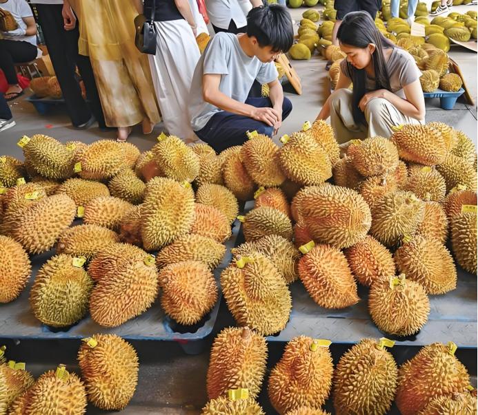 泰国水果摊中文标语_中国游客泰国消费争议_曼谷中国超市