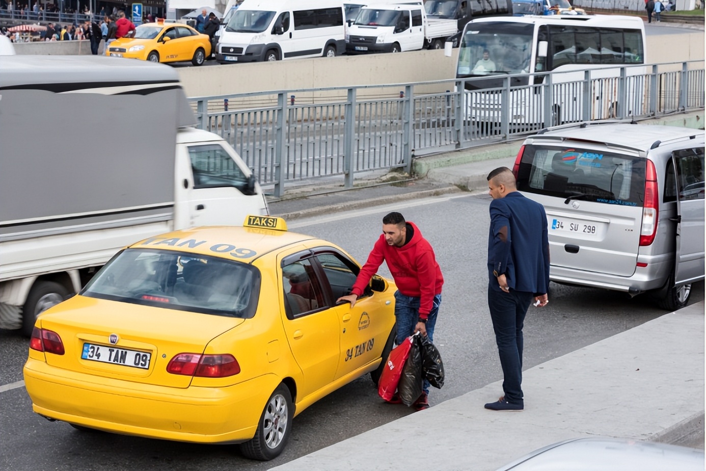 曼谷中国超市_中国游客泰国消费争议_泰国水果摊中文标语