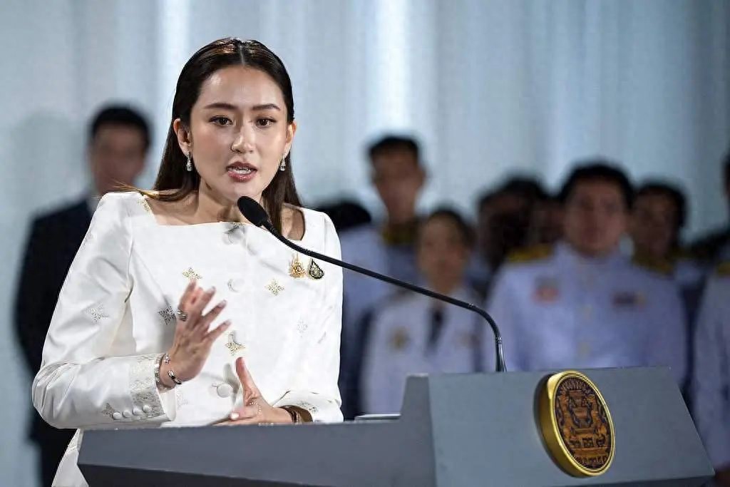 泰国总理通话录音引发争议，8名内阁成员辞职！究竟咋回事？