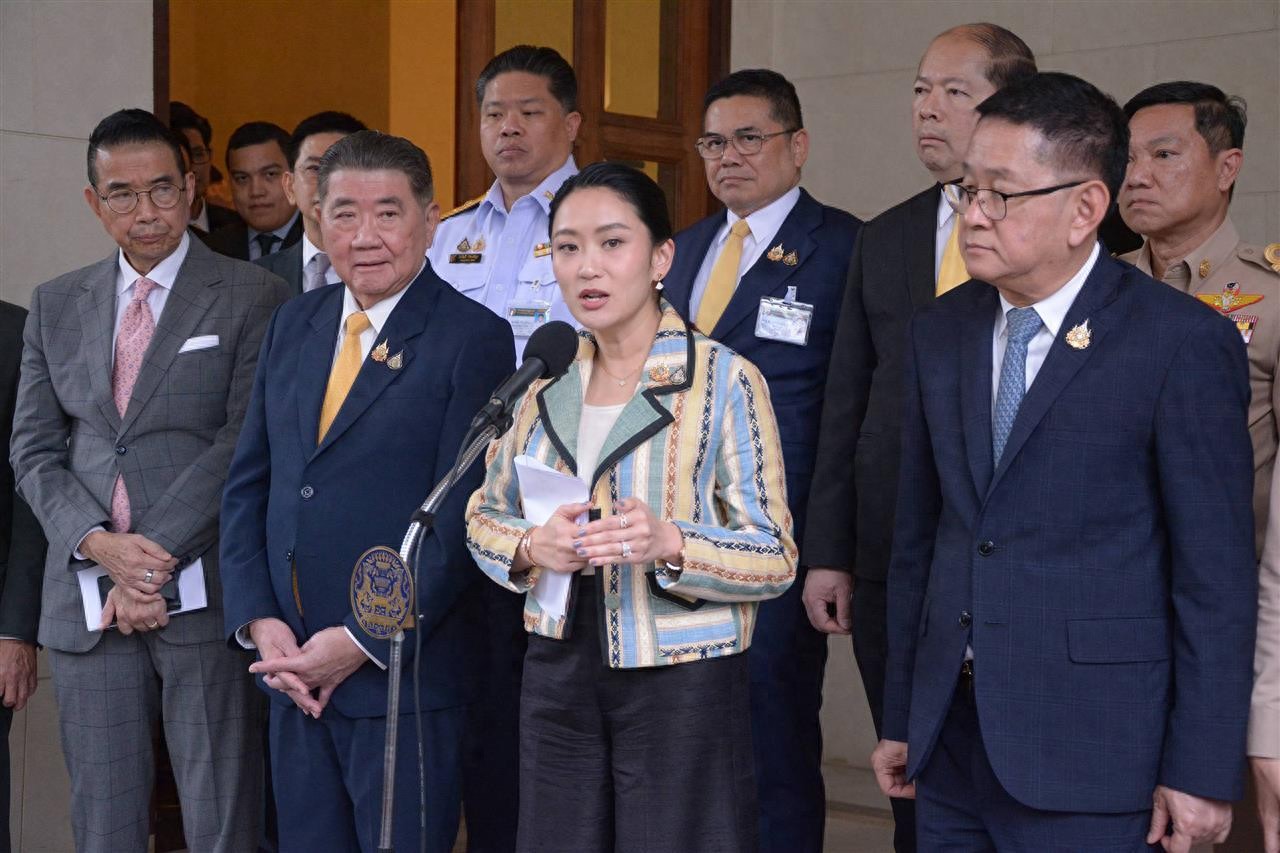 泰国总理佩通坦因电话陷入职业危机？背后真相令人