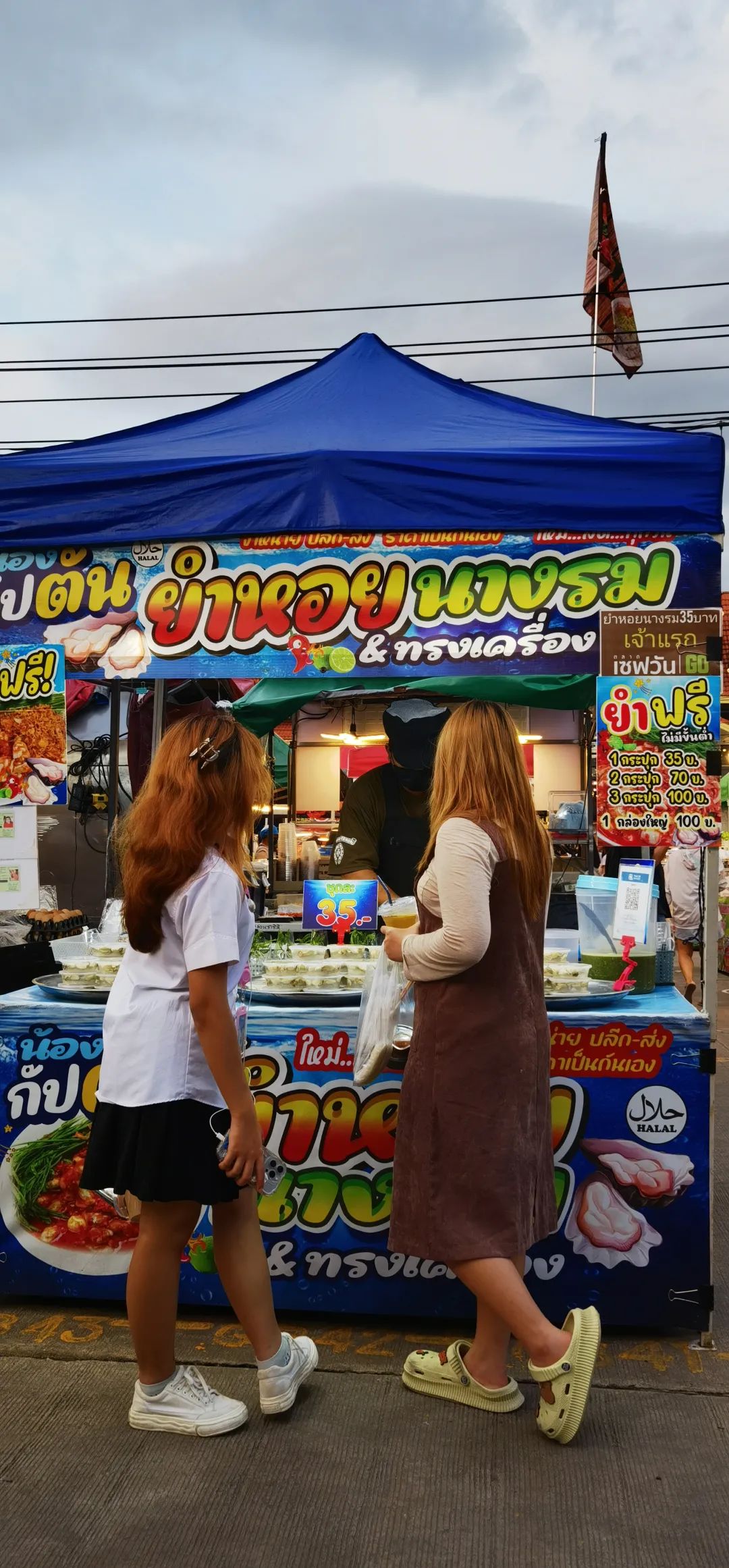 曼谷_泰国机场工作人员友善服务_曼谷友好文化体验