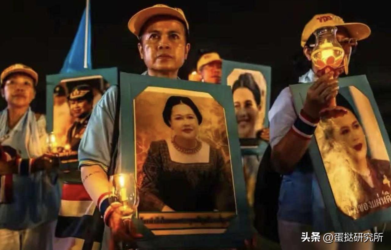 曼谷诗丽吉王太后葬礼 王室权力微调 王子接班问题_曼谷
