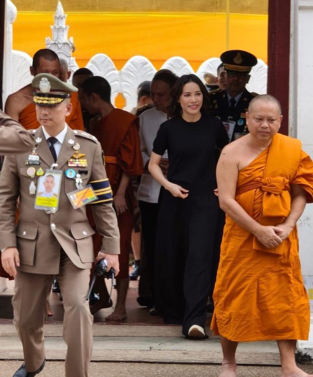 曼谷大皇宫黄丝巾 提帮功偶遇王储 诗妮娜别墅过户_曼谷