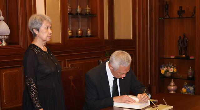 曼谷大皇宫黄丝巾 提帮功偶遇王储 诗妮娜别墅过户_曼谷