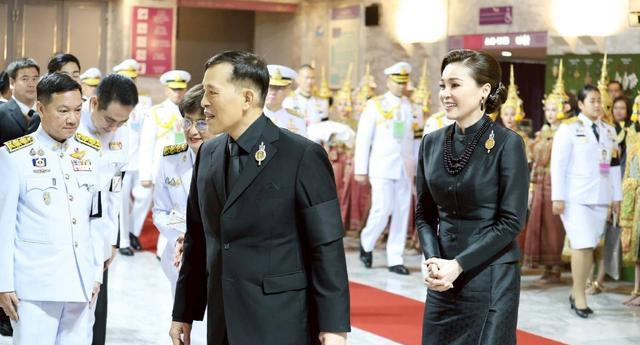 曼谷_曼谷大皇宫黄丝巾 提帮功偶遇王储 诗妮娜别墅过户