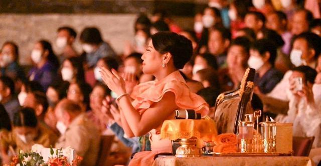 曼谷大皇宫黄丝巾 提帮功偶遇王储 诗妮娜别墅过户_曼谷