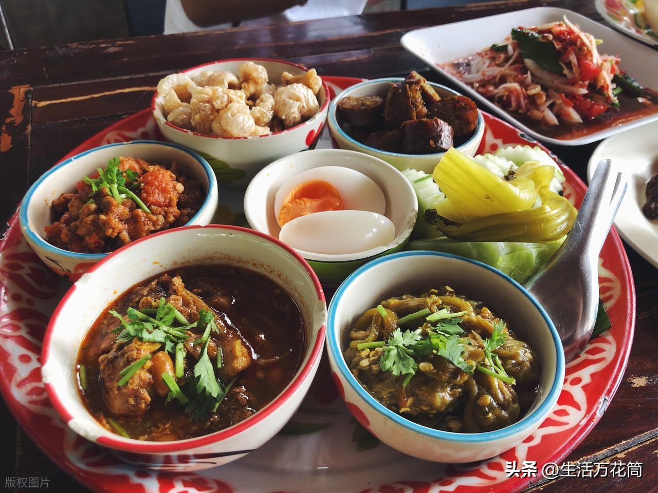 清迈_ 清迈兰纳王朝寺庙 咖喱面美食文化 _清迈山城佛国 时空折叠 文化共生