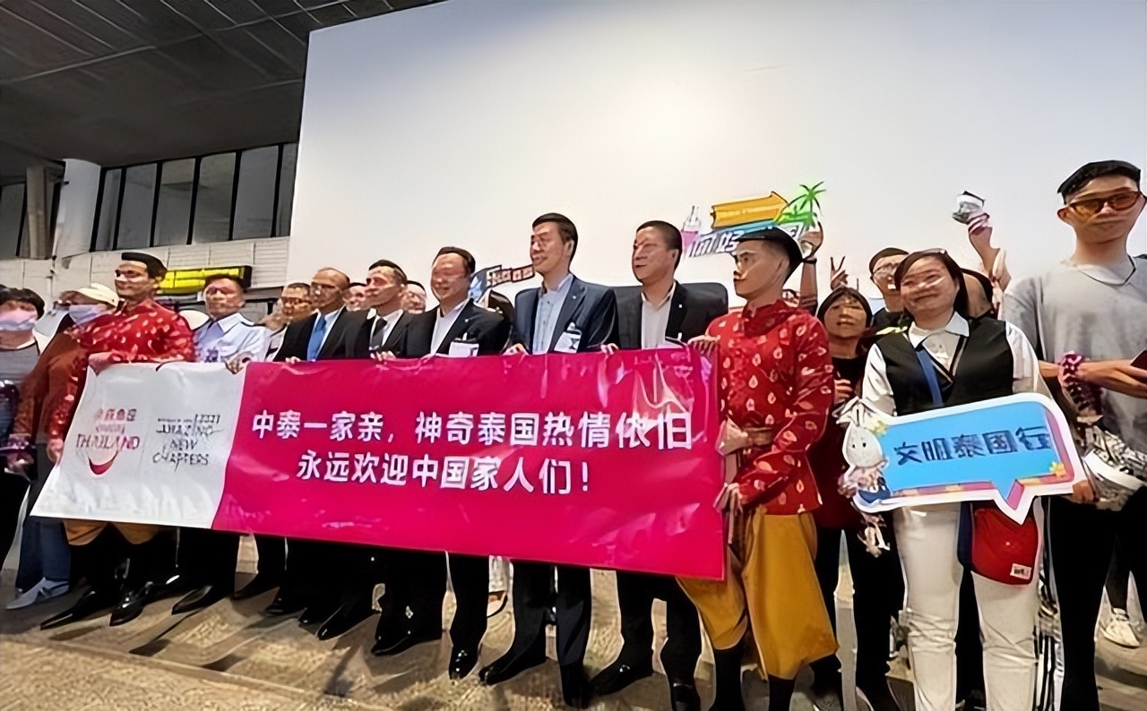 泰国水果摊中文标语_泰国游客数量下降原因_曼谷中国超市