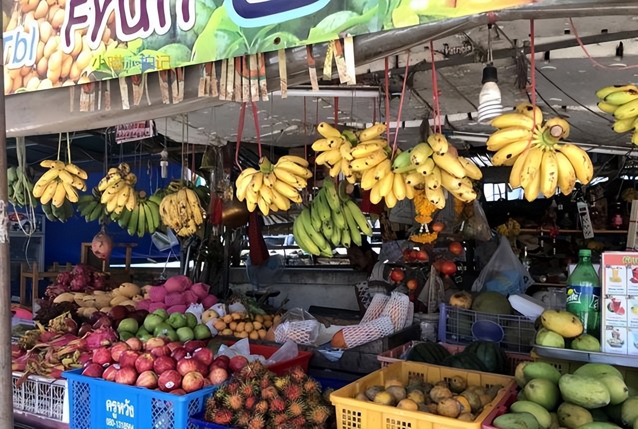曼谷中国超市_泰国游客数量下降原因_泰国水果摊中文标语