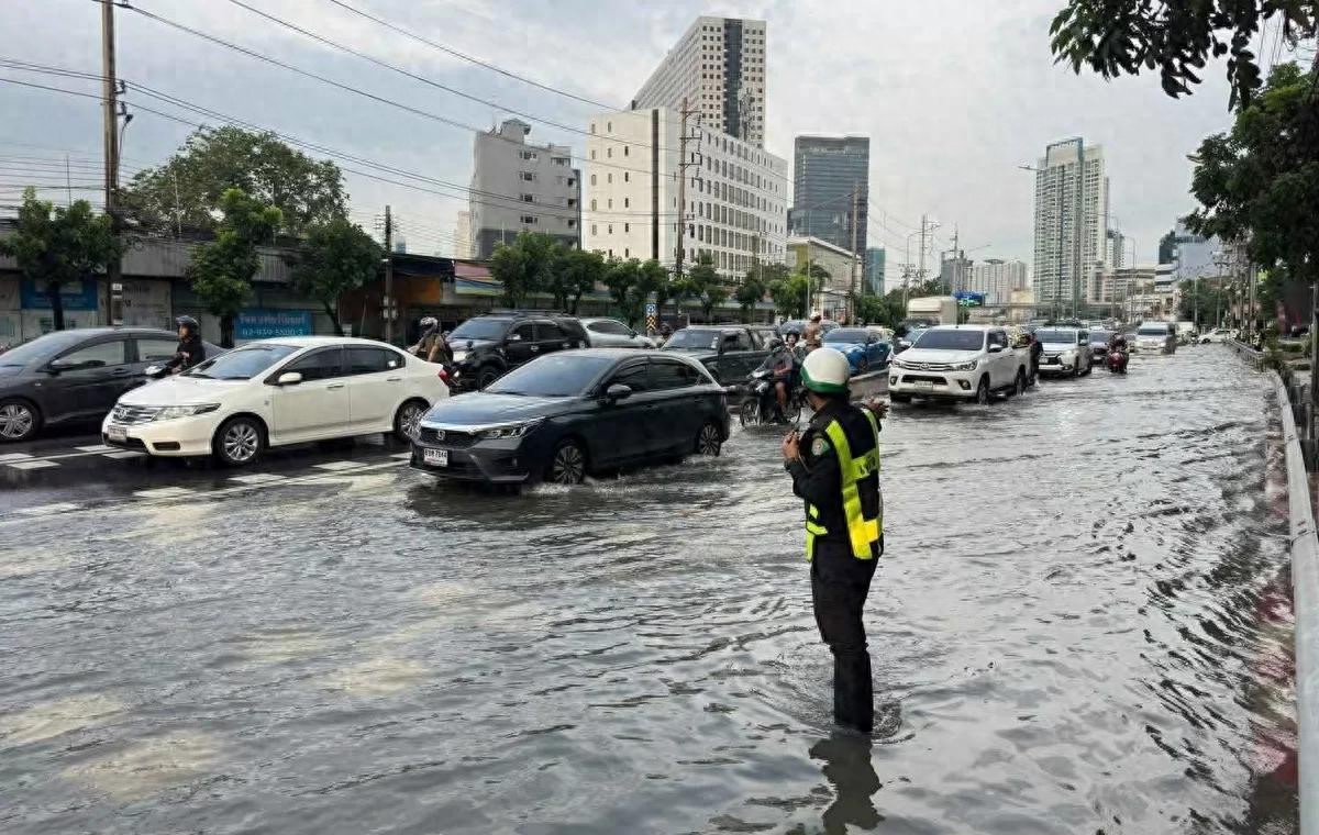 曼谷早高峰变水上威尼斯！50条主干道被淹，你的上班路还好吗？