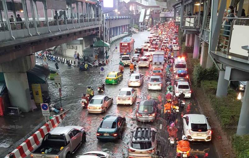 曼谷_曼谷水灾 曼谷交通堵塞 曼谷排水系统