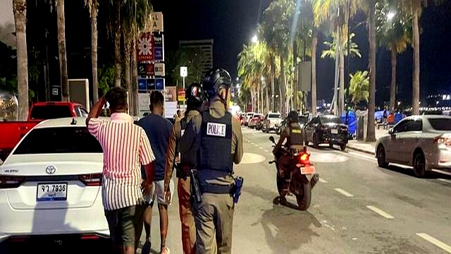 芭提雅_泰国奇葩闹剧印度人_芭提雅印度男报警不付钱