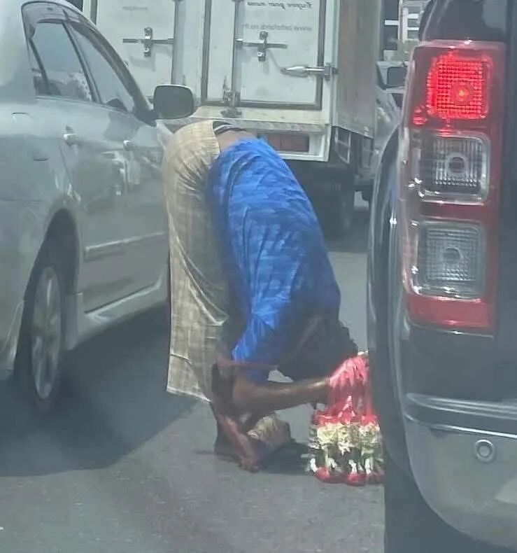 清迈街头卖花人 90度鞠躬 路途平安花环_清迈