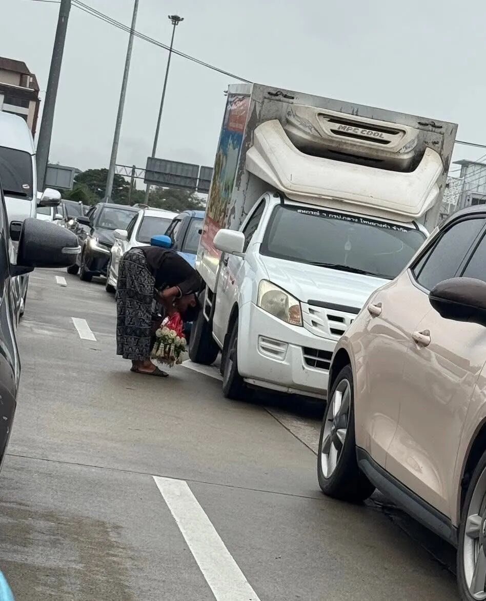 清迈_清迈街头卖花人 90度鞠躬 路途平安花环