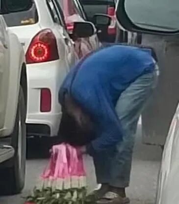 清迈街头卖花人 90度鞠躬 路途平安花环_清迈