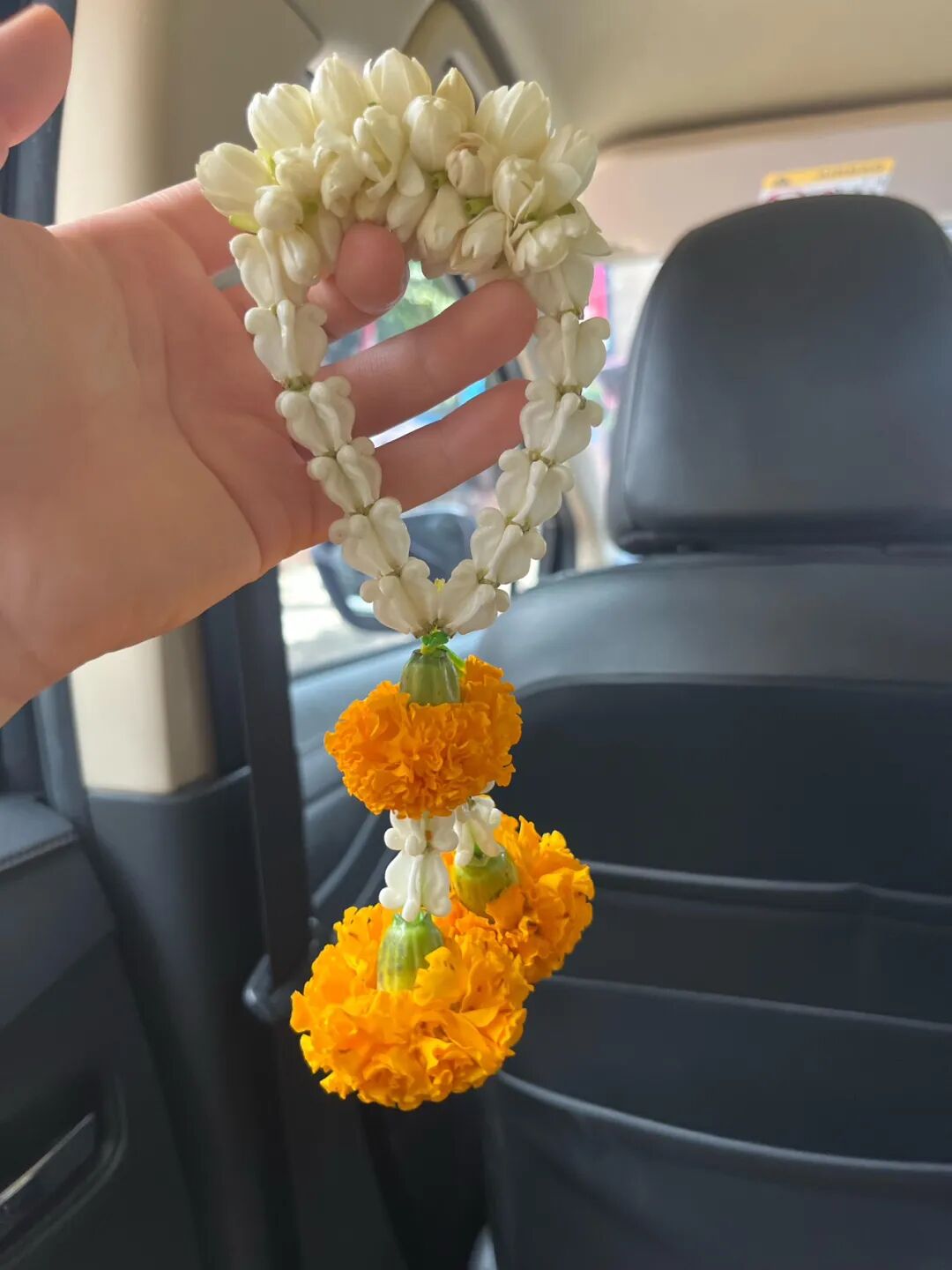 清迈街头卖花人 90度鞠躬 路途平安花环_清迈