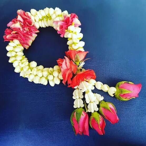 清迈街头卖花人 90度鞠躬 路途平安花环_清迈