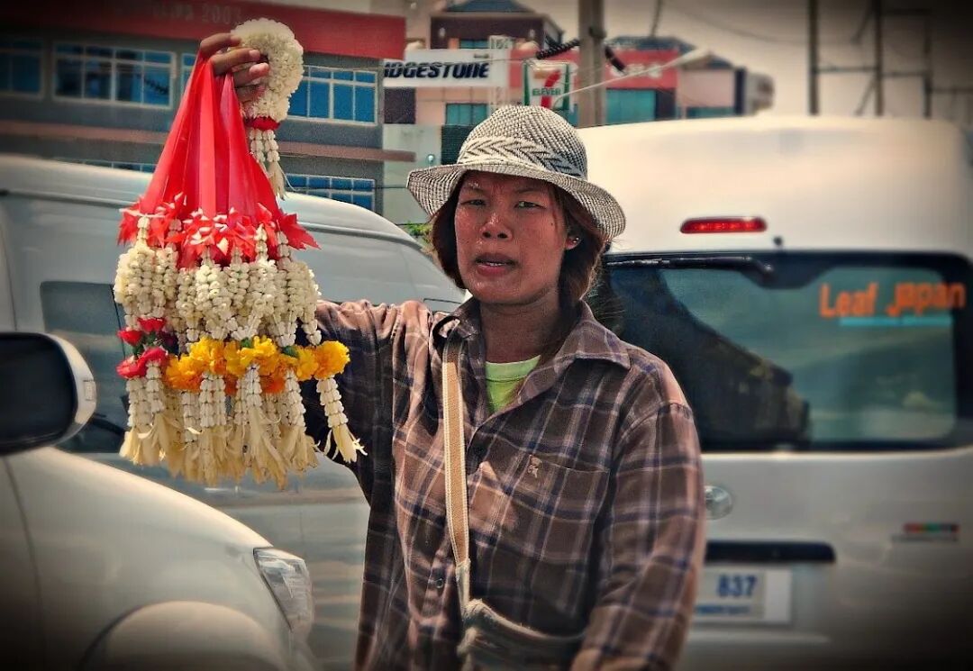 清迈街头卖花人 90度鞠躬 路途平安花环_清迈